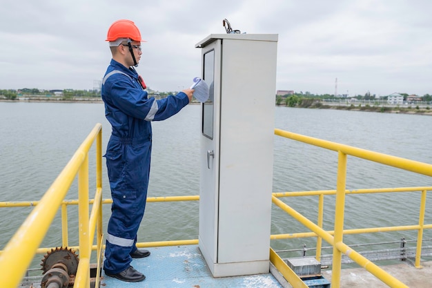 Los ingenieros mecánicos de los técnicos de mantenimiento de la planta de agua comprueban el sistema de control en la planta de tratamiento de agua