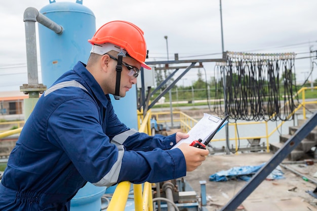 Los ingenieros mecánicos de los técnicos de mantenimiento de la planta de agua comprueban el sistema de control en la planta de tratamiento de agua