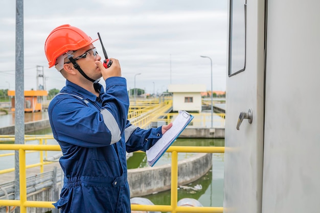 Los ingenieros mecánicos de los técnicos de mantenimiento de la planta de agua comprueban el sistema de control en la planta de tratamiento de agua