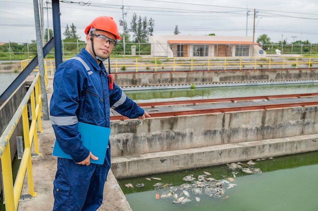 Los ingenieros mecánicos de los técnicos de mantenimiento de la planta de agua comprueban el sistema de control en la planta de tratamiento de agua