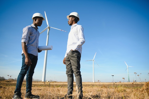 Ingenieros de molinos de viento para producción de energía eléctrica.