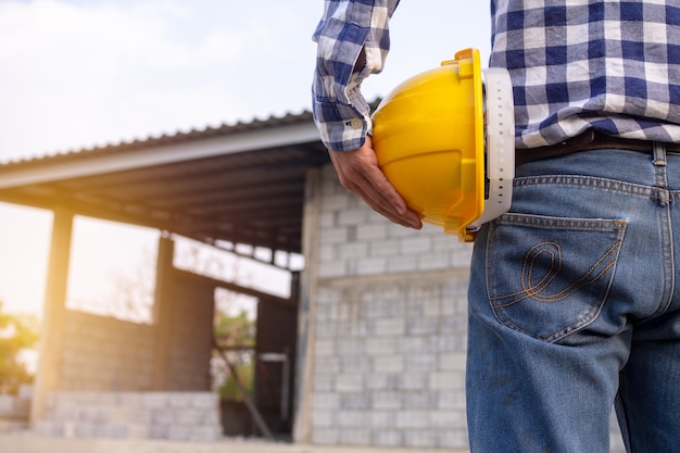 Foto ingenieros o contratistas que trabajan en obras de construcción.