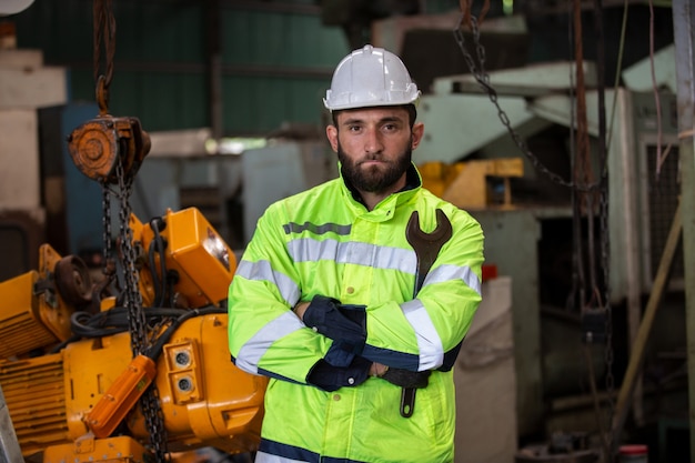 Ingenieros operando una máquina en la fábrica.