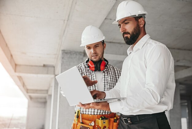 Ingenieros profesionales masculinos discutiendo el proyecto