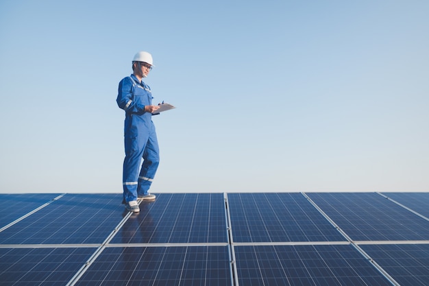 Ingenieros que operan y controlan la generación de energía de la planta de energía solar en un techo solar