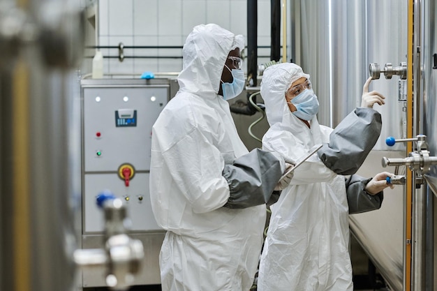 Ingenieros que trabajan en equipo en la planta química