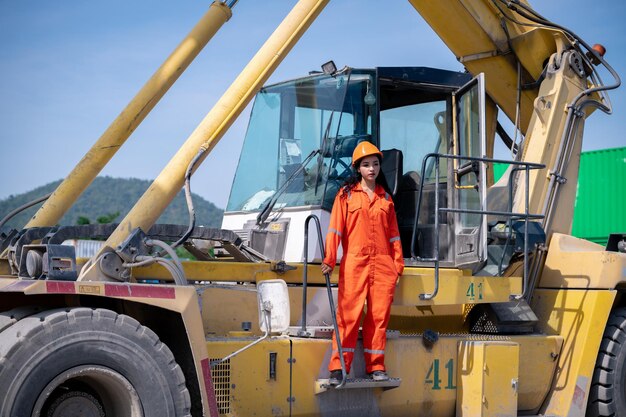 Ingenieros que usan uniforme seguro con comunicación por radio trabajando en el muelle de contenedores de construcción, control e inspección de contenedores, los datos son el concepto de negocio de logística de envío de contenedores