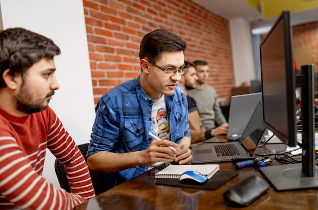 Ingenieros de software que trabajan en proyectos y programación en la empresa. Diseño de páginas web. Concepto de lluvia de ideas.