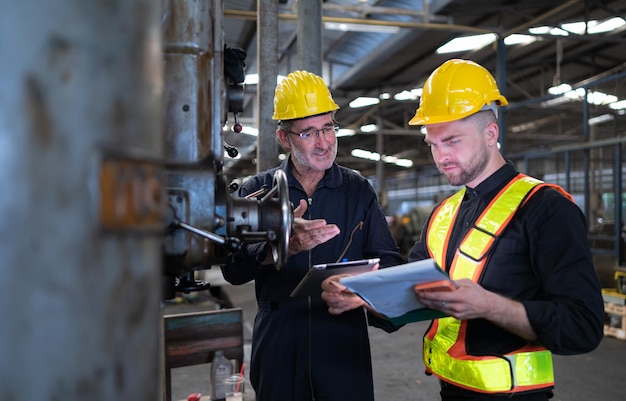 Ingenieros y técnicos revisan el sistema eléctrico y reparan el sistema mecánico