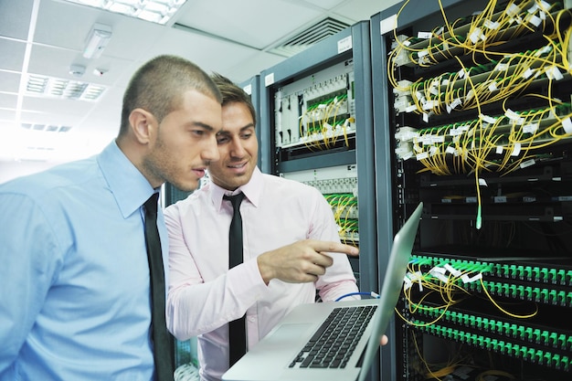Ingenieros de TI en la sala de servidores de la red