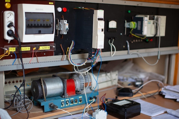 Los ingenieros trabajan con dispositivos de medición eléctricos.