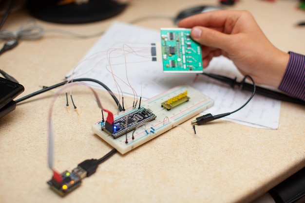 Los ingenieros trabajan con dispositivos de medición eléctricos.