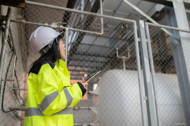 Los ingenieros trabajan en el lugar para mantener el programa de mantenimiento preventivo de helio líquido comprobando la gente de Tailandia