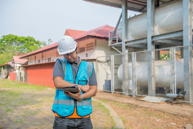 Los ingenieros trabajan en el lugar para mantener el programa de mantenimiento preventivo de helio líquido comprobando la gente de Tailandia