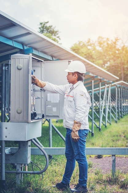 Ingenieros trabajando en equipos de monitoreo y mantenimiento: cheking inverter status