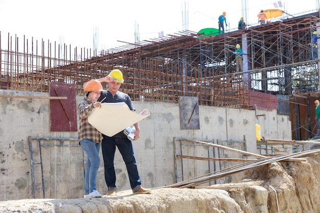 Foto ingenieros trabajando en el sitio de construcción