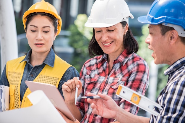 ingenieros y trabajo en equipo, reunión para la construcción exitosa del proyecto