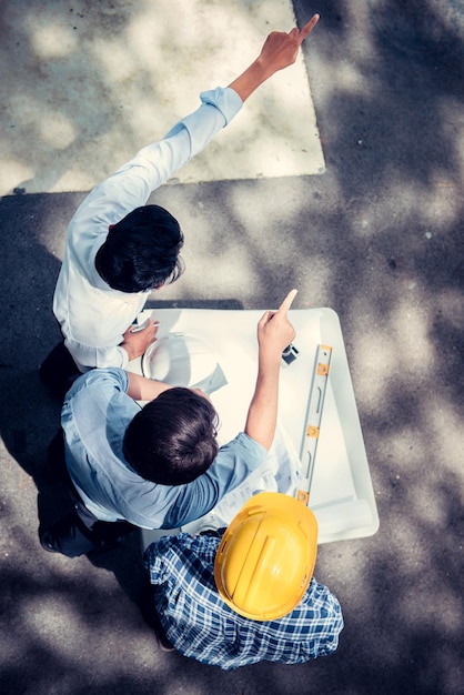 ingenieros y trabajo en equipo, reunión para la construcción exitosa del proyecto