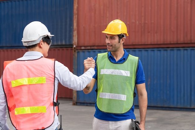 Los ingenieros se unen para trabajar con éxito la caja de contenedores de carga en el envío de contenedores de carga