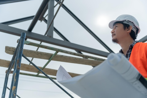 Los ingenieros utilizan la construcción de verificación de planos en el sitio. El contratista y el inspector inspeccionan la construcción durante el proyecto.