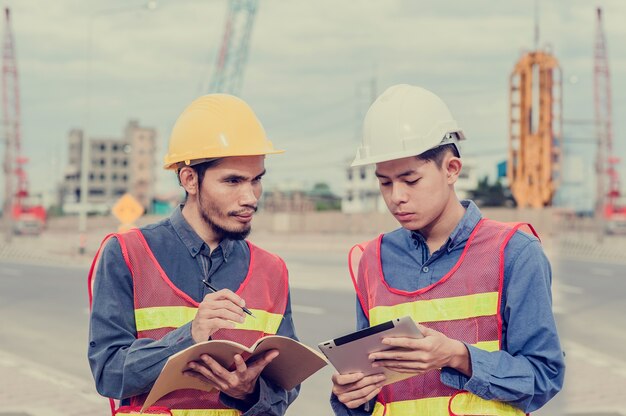 Ingenieur Arbeiter arbeiten vor Ort Bau