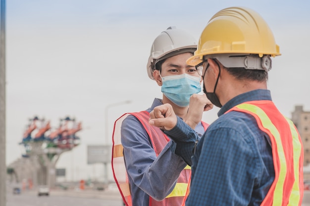 Ingenieur Arbeiter arbeiten vor Ort Bau