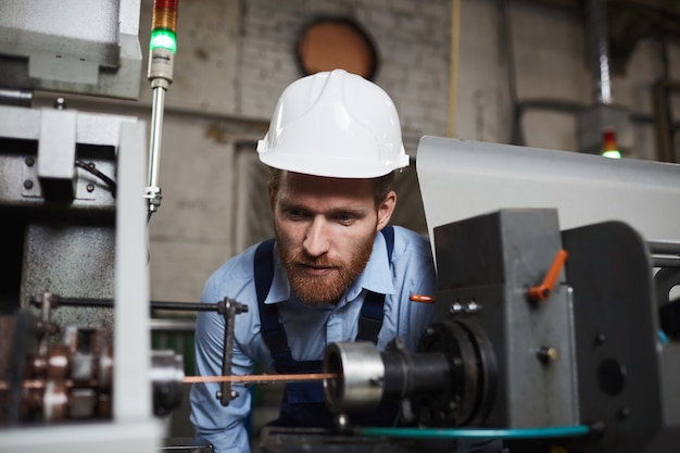 Ingenieur arbeitet an der Maschine