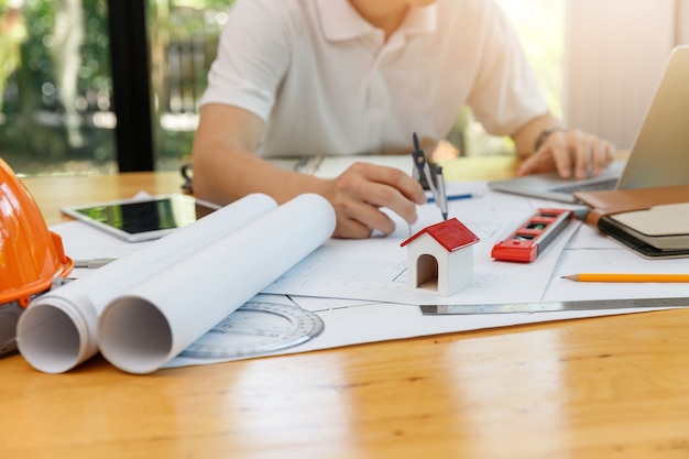 Ingenieur Architekten Innenarchitekt arbeiten mit Blaupausen