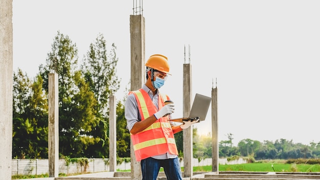 Ingenieur-Auftragnehmer-Mann verwendet Laptop-Arbeitsindustrieprojekt in Baukonstruktionen vor Ort