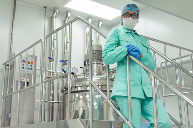 Ingenieur bei der Arbeit in der Fabrik