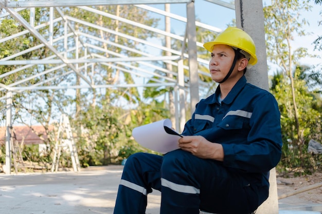 Ingenieur, der Arbeit am Baugebäude überprüft