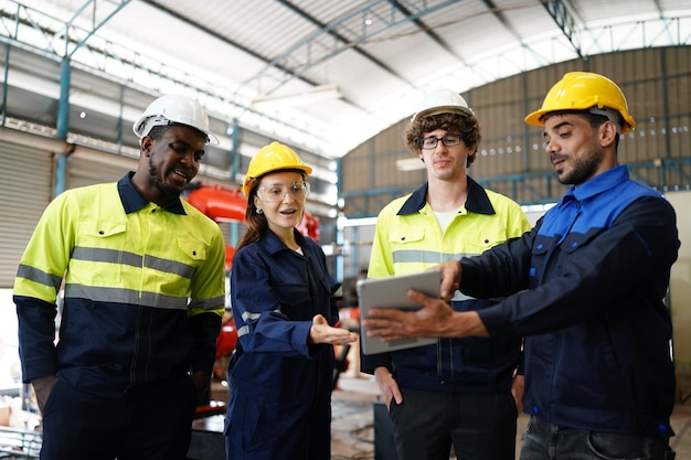 Ingenieur, der das Bedienfeld überprüft und den neuen automatischen Roboterarm und die Betriebssteuerungsmaschine in der Fabrik einlernt