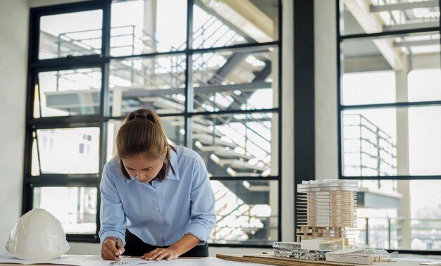 Foto ingenieur, der im büro arbeitet