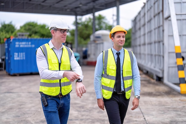 Ingenieur, der im Kraftwerk arbeitet