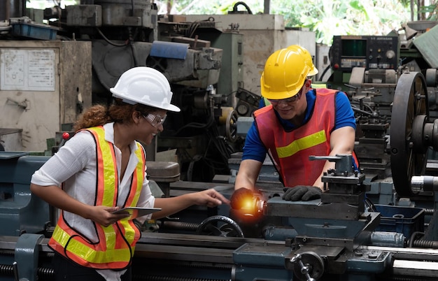 ingenieur, der in einer industriefabrik arbeitet.