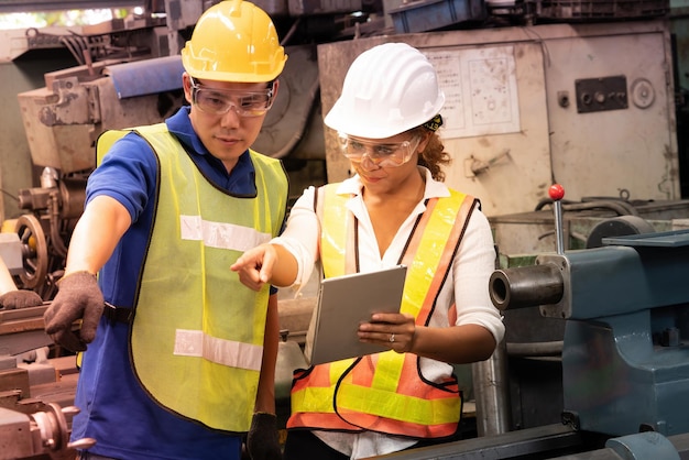 ingenieur, der in einer industriefabrik arbeitet