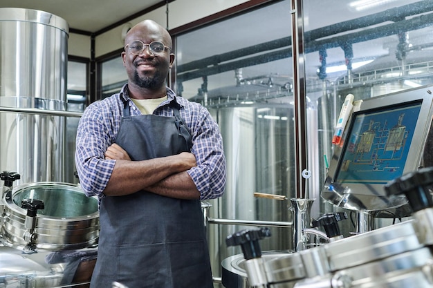 Ingenieur, der in einer modernen Brauerei arbeitet