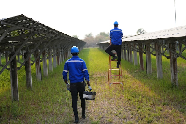 Ingenieur für Solarkraftwerke, der den Techniker für die Wartung der elektrischen Lösung für Photovoltaikmodule untersucht