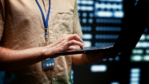 Foto ingenieur im server-hub mit laptop