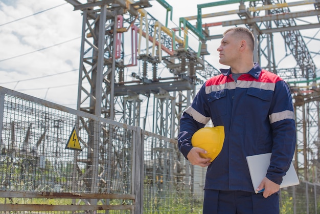 Ingenieur im Umspannwerk mit Schutzhelm