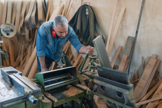 Ingenieur in der Werkstatt