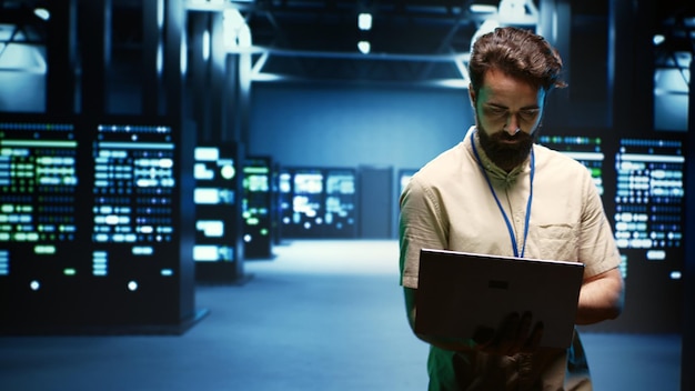 Ingenieur in einer Kryptowährungs-Serverfarm