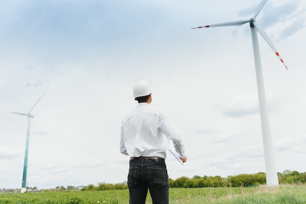 Ingenieur inspiziert Projektmanager im Windpark. Mann, der in der Umwelt arbeitet