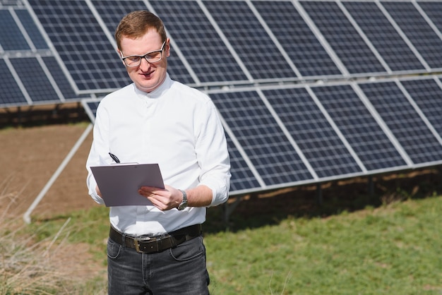 Ingenieur Mann in der Nähe von Solarpanel