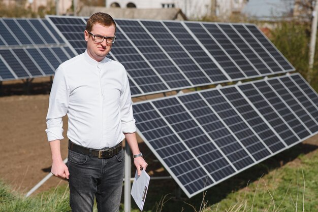 Ingenieur Mann in der Nähe von Solarpanel