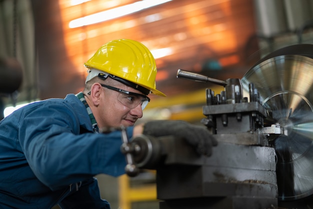 Ingenieur Metallarbeiter Betriebsprodukt für Prototyp in einer Fabrik Industrie