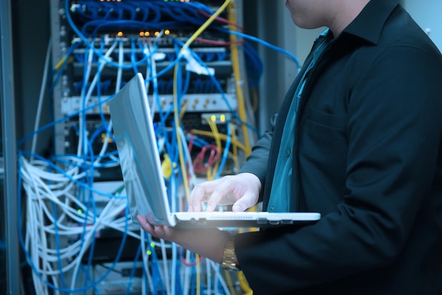Ingenieur mit Toolboxen kommt zur Arbeit in den Serverraum. Überprüfen Sie das Problem des Netzwerkreparaturservers im Serverraum