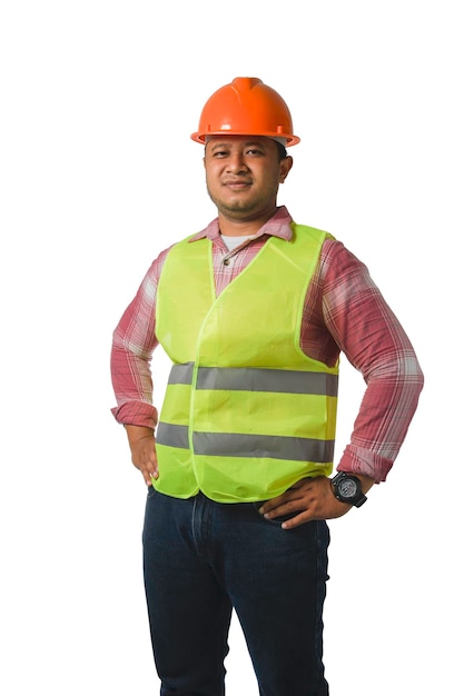 Ingenieur mittleren Alters, der einen blauen Helm trägt, verschränkte Arme, die isoliert auf weißem Hintergrund stehen