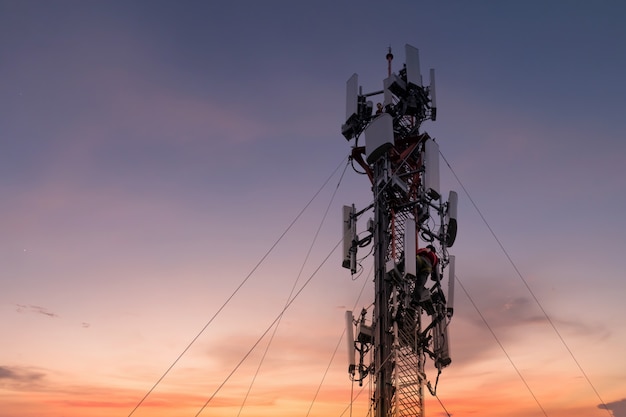 Ingenieur oder Techniker, die an hohem Turm arbeiten