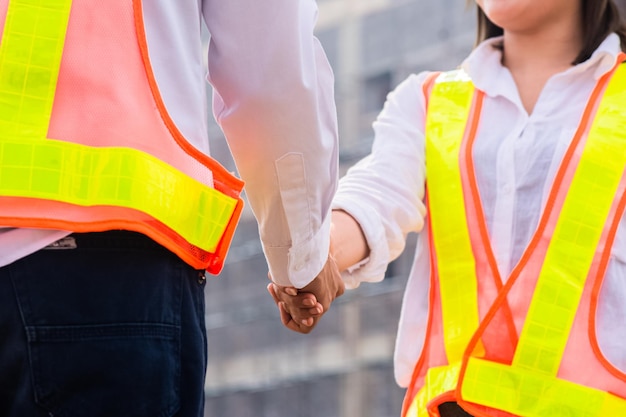 Ingenieur stehend Shake Hand Bauprojekt Hintergrund